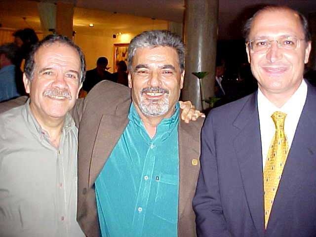 Arnaldo Madeira, secretrio-chefe da Casa Civil, deputado Pedro Tobias e governador Geraldo Alckmin<a style='float:right;color:#ccc' href='https://www3.al.sp.gov.br/repositorio/noticia/hist/Tobias alckimin.jpg' target=_blank><i class='bi bi-zoom-in'></i> Clique para ver a imagem </a>